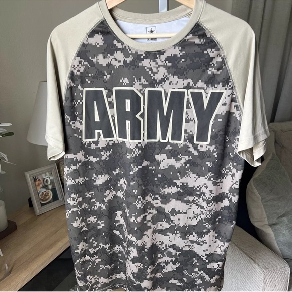 US ARMY Other - US ARMY Men’s Active Style S/S Camo Pattern Shirt Size M